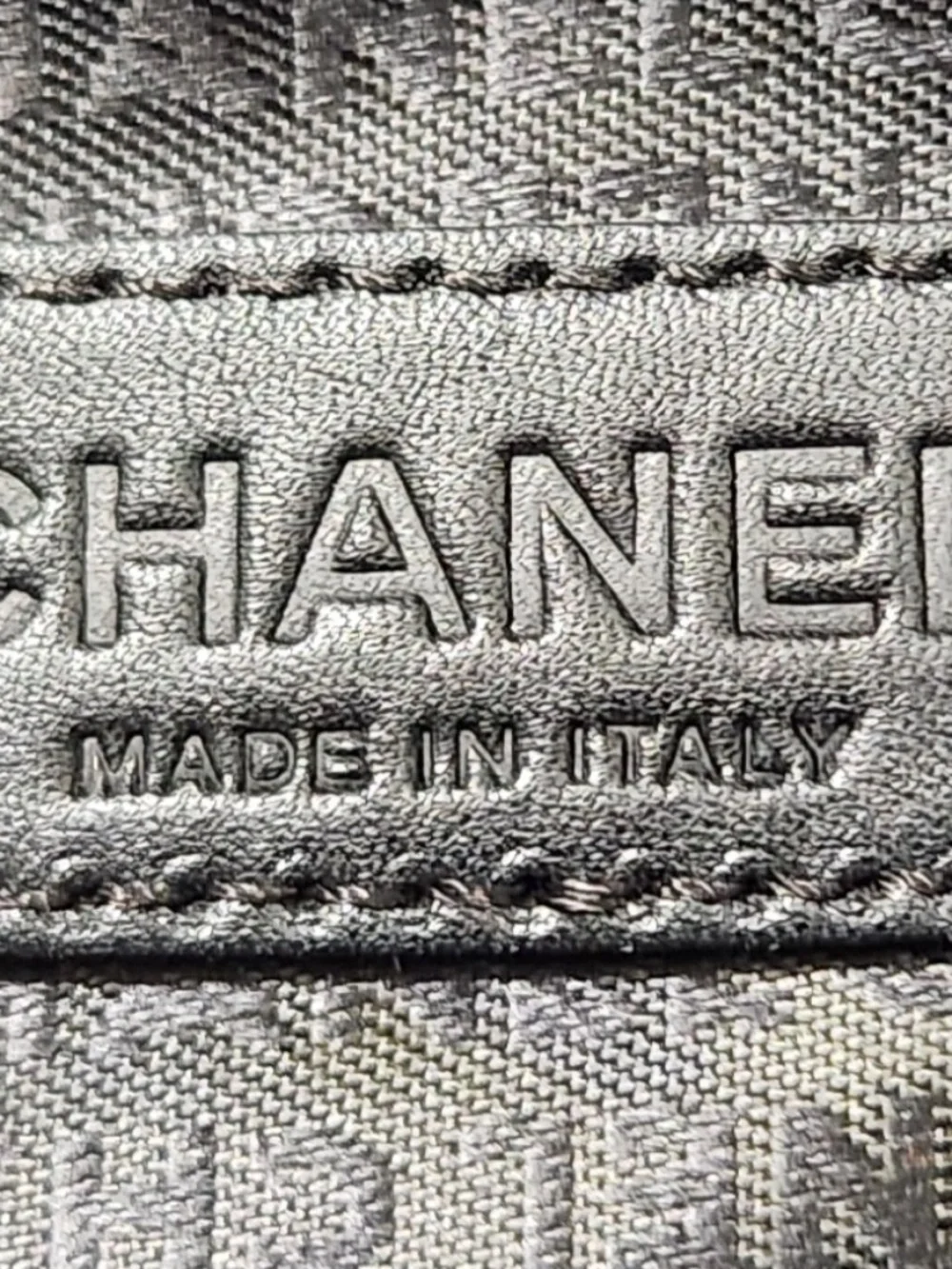 CHANEL Tote - Picture 6 of 16